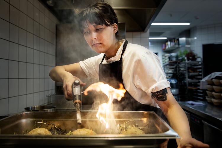 »Nogle gange kan det måske være en fordel at være kvinde, fordi vi er så få. Så bliver der lagt mærke til dig, hvis du er dygtig«, siger  Anika Madsen, der er chefkok på Roxie. Kønskvoter og fokus på ligestilling i restaurantbranchen baner langsomt vej for flere kvinder i byens topkøkkener
   Foto: Emma Sejersen/POLFOTO