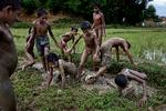 Sydøst for Cox's Bazar i Bangladesh bor cirka en million flygtning efter den store rohingyaflugt fra Myanmar. Over halvdelen af beboerne er børn. En gruppe af dem spiller fodbold på en mudret rismark, og billede af dem vandt i sidste uge en pris i konkurrencen Årets Pressefoto, men tirsdag dømte Facebook billedet for stødende til at blive vist. Den beslutning blev ændret i løbet af onsdag.  Foto: Jacob Ehrbahn/POLFOTO