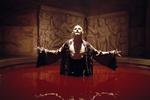 Et rituelt blodbad i Guillermo del Toros vampyrfilm ’Blade II’. På relieffet ses den romerske gud Mithra, der slagter verdenstyren og via dens blod skænker menigheden evigt liv. Vampyrfilm har dybe rødder i forrige kulturers verdensforståelse og når alligevel et stort, nutidigt publikum. 