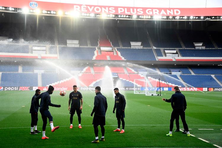 Fodboldben for milliarder af kroner gør sig klar til at spille returkamp mod Manchester United, som Paris Saint-Germain slog 2-0 i det første af to opgør i Champions League-ottendedelsfinalen. 
   Foto: Franck Fife/Ritzau Scanpix