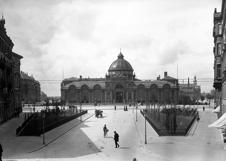 Dantes Plads omkransede kigget på Glyptoteket - før H. C. Andersens Boulevard blev gjort til en otte-sporet bilgade gennem området.   Foto: Holger Damgaard/POLFOTO