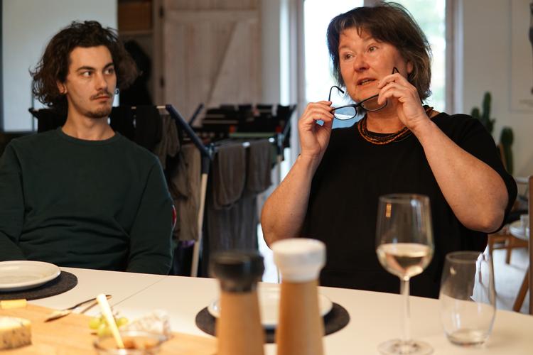 Familien har snart passet 29-årige Marie Louise Gustavussen i tre år. Hendes mor, Vibeke, forlader aldrig huset, og hendes far, Esben, gør det kun for at købe ind. Til venstre er det lillebror Hjalte, som er hjemme på besøg fra København.  Foto: Helene Navne