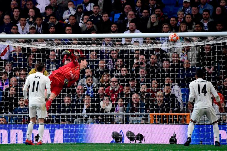 »Desværre er det nok ikke en aften man får mange af i løbet af karrieren«, sagde målscorer Lasse Schöne efter Ajax' ydmygelse af Real Madrid på Bernabéu, hvor Thibaut Courtois ikke nåede danskerens frisparksbold..
   Foto: Javier Soriano/Ritzau Scanpix