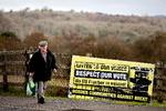 En mand krydser den åbne grænse mellem Belcoo i Nordirland og Blacklion i Irland. Brexit har skabt frygt for en ny hård grænse mellem Irland og Nordirland. Foto: Finn Frandsen/POLFOTO
