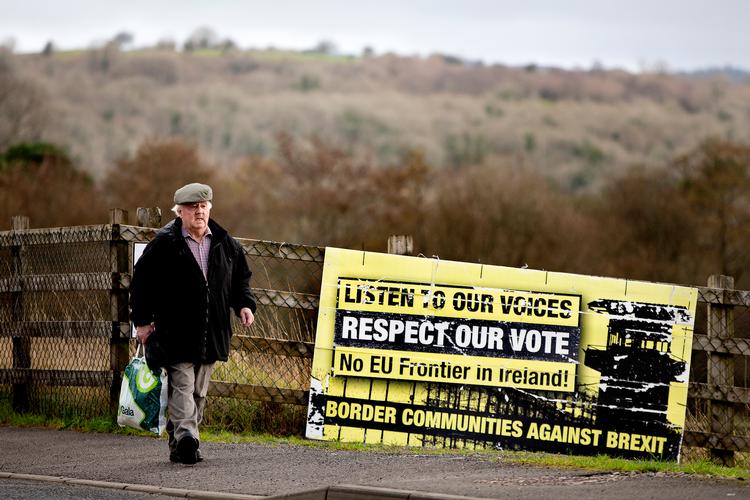 En mand krydser den åbne grænse mellem Belcoo i Nordirland og Blacklion i Irland. Brexit har skabt frygt for en ny hård grænse mellem Irland og Nordirland. Foto: Finn Frandsen/POLFOTO