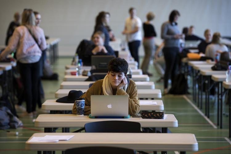Torsdag skal omkring 50.000 gymnasieelever til terminsprøve. Over 4000 af dem har meldt ud, at de til prøven vil droppe Undervisningsministeriets overvågende program. (arkivfoto) Foto: Finn Frandsen/POLFOTO