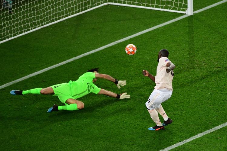 Det blev 2-1, da Gianluigi Buffon tabte bolden ud for fødderne af Romelu Lukaku.
   Foto: Martin Bureau/Ritzau Scanpix