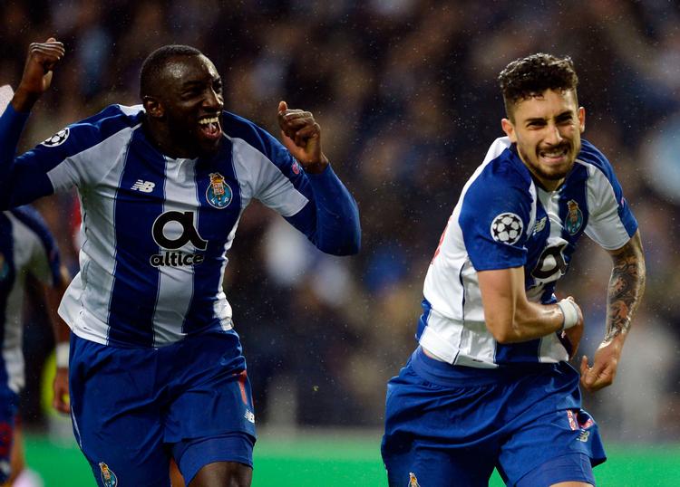 Et straffespark efter 117 minutter gjorde Alex Telles til matchvinder i Porto.
   Foto: Miguel Riopa/Ritzau Scanpix