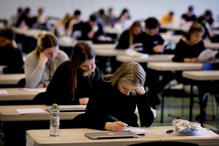 Hvis der overhovedet afholdes eksamener i gymnasiet til sommer, kan det meget vel blive sådan, at det kun bliver for afgangseleverne samt skriftlig eksamen.    Foto: Finn Frandsen/POLFOTO