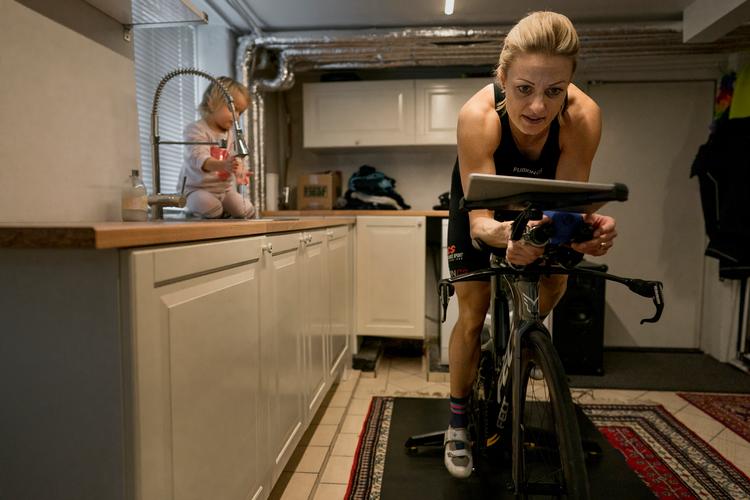 Når konkurrenterne tager til sydens sol for at træne, sætter  rengøringschefen sig ned i kælderen under landstedet og giver den gas. Foto: Mads Nissen/POLFOTO