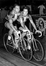 Kay Werner (til venstre) og makkeren i par nr. 7, Palle Lykke, hørte til de sportslige underholdningshøjdepunkter i gamle dage. I dag forkæles danskerne med en stribe internationale begivenheder, store og små. Foto: Ukendt/POLFOTO