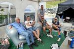 GENHØR. Disse TV2-gutter kommer vi utvivlsomt til at høre for fuld udblæsning, når Tour de France starter i København i 2021. I sofaen sidder Jørgen Leth og Chris Anker Sørensen, Dennis Ritter står bag Rolf Sørensen, og siddende til højre er det Brian Nygaard. Foto: Claus Bonnerup/POLFOTO