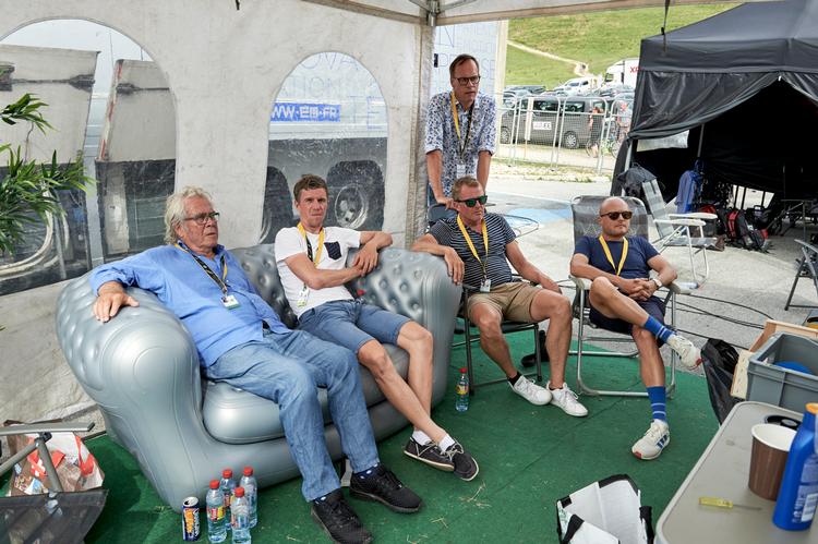 GENHØR. Disse TV2-gutter kommer vi utvivlsomt til at høre for fuld udblæsning, når Tour de France starter i København i 2021. I sofaen sidder Jørgen Leth og Chris Anker Sørensen, Dennis Ritter står bag Rolf Sørensen, og siddende til højre er det Brian Nygaard. Foto: Claus Bonnerup/POLFOTO