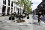 Efter forbedringen af Vester Voldgade er der kommet brede fortove, cykelstier og træer på den plads, der førhen tilhørte bilerne.. Dermed er det blevet en slentregade for turister og lokale.  Foto: Miriam Dalsgaard/POLFOTO