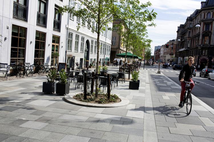 Efter forbedringen af Vester Voldgade er der kommet brede fortove, cykelstier og træer på den plads, der førhen tilhørte bilerne.. Dermed er det blevet en slentregade for turister og lokale.  Foto: Miriam Dalsgaard/POLFOTO