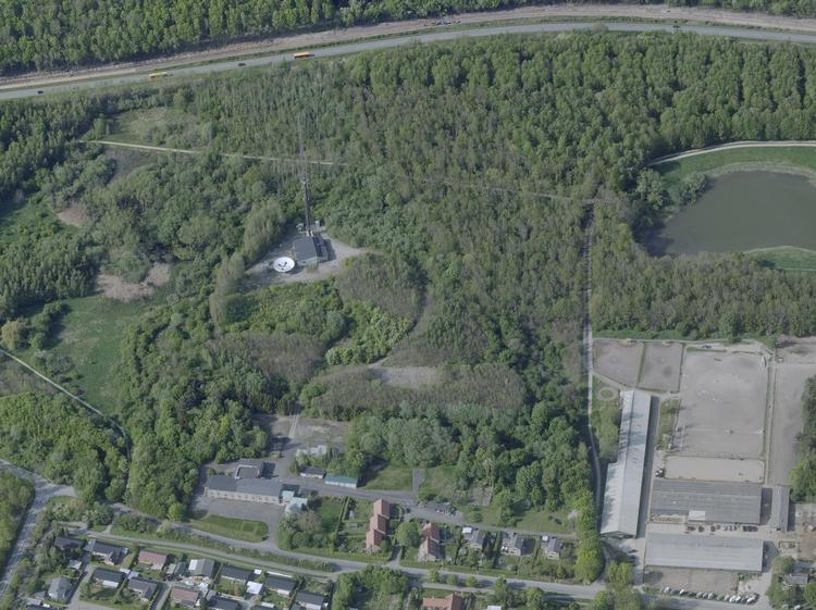 Radiogrunden, ejet af TDC, består i dag af to TDC-bygninger (øverst og nederst til venstre), skov og en håndfuld parcel- og rækkehuse (i bunden). Ifølge planen om et nyt boligområde skal boligerne blive i området. Foto: Styrelsen for Effektivisering og Dataforsyning