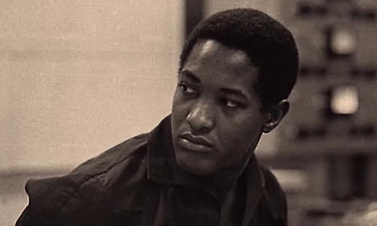Popmusikeren Sam Cooke blev fundet dræbt af skud på et motelværelse i Los Angeles, iklædt sko og sportsjakke, intet andet. Han var 33. Foto: Netflic 