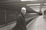 'Der er kun tynde drenge / centralstationens skygger' synger Jens Unmack på Love Shops nye album. PR 