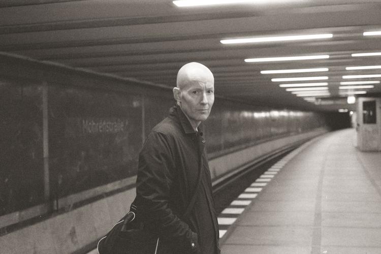 'Der er kun tynde drenge / centralstationens skygger' synger Jens Unmack på Love Shops nye album. PR 