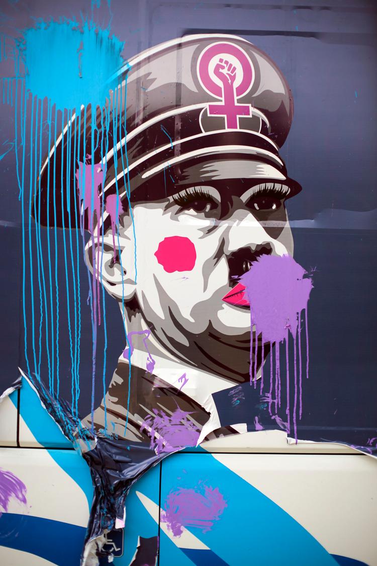 
    Hitler med make up fra propagandabussen for bevægelsen Hazte Oír efter, at demonstranter smed maling på den i Barcelona.
   Foto: Carlos Moreno/Ritzau Scanpix