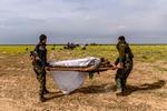 
    Soldater fra den kurdisk ledede Syrian Democratic Forces (SDF) bærer på en mand, som var mistænkt for at være IS-kriger. Foto: Bulent Kilic/Ritzau Scanpix