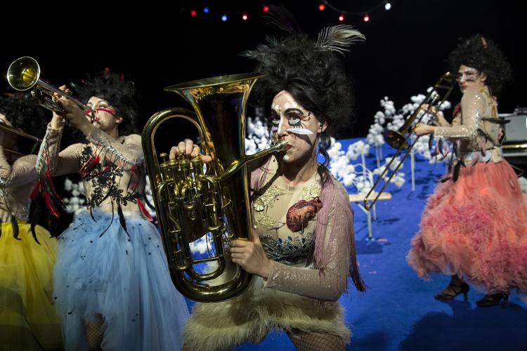 Teaterkollektivet Sort Samvittighed under prøver til forestillingen "I et forhold", der får premiere på Betty Nansen Teatret på Frederiksberg.
   Foto: Louise Herrche Serup/POLFOTO