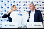 Bo Rygaard, formand for Parken Sport og Entertainment, overrækker på et pressemøde en FCK-trøje til Lars Seier Christensen, der er ny storaktionær i selskabet bag fodboldklubben.  Foto: Ida Marie Odgaard/Ritzau Scanpix