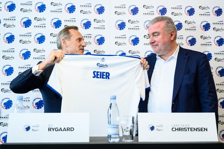Bo Rygaard, formand for Parken Sport og Entertainment, overrækker på et pressemøde en FCK-trøje til Lars Seier Christensen, der er ny storaktionær i selskabet bag fodboldklubben.  Foto: Ida Marie Odgaard/Ritzau Scanpix