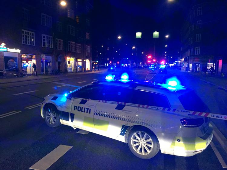 Politiet er talstærkt til stede på Amager i aften.  