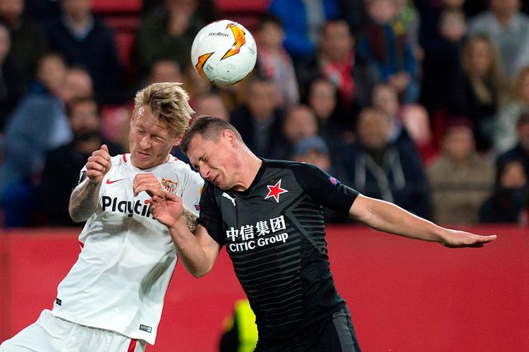 Simon Kjær (t.v.) i duel med Slavia Prags Jan Boril.  Foto: Jorge Guerrero/Ritzau Scanpix