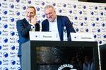FCK-formand Bo Rygaard (t.v.) byder Lars Seier Christensen velkommen til klubben som ny storaktionær på et pressemøde. Foto: Ida Marie Odgaard/Ritzau Scanpix