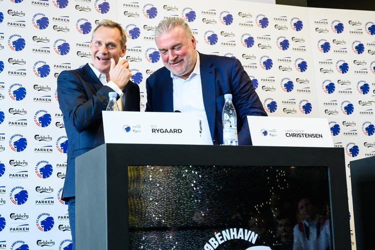 FCK-formand Bo Rygaard (t.v.) byder Lars Seier Christensen velkommen til klubben som ny storaktionær på et pressemøde. Foto: Ida Marie Odgaard/Ritzau Scanpix