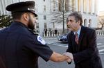 Michael Cohen ses her takke en politibetjent ved Capitol Hill efter at have forladt en afhøring.  Foto: Kevin Lamarque/Ritzau Scanpix