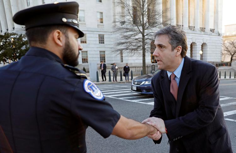 Michael Cohen ses her takke en politibetjent ved Capitol Hill efter at have forladt en afhøring.  Foto: Kevin Lamarque/Ritzau Scanpix