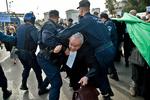 Algeriet venter nye demonstrationer mod sin syge præsidents forsøg på at blive valgt for femte gang. Han advarer mod, at demonstrationerne de seneste  uger bliver misbrugt af fremmede kræfter.

   Foto: Ryad Kramdi/Ritzau Scanpix