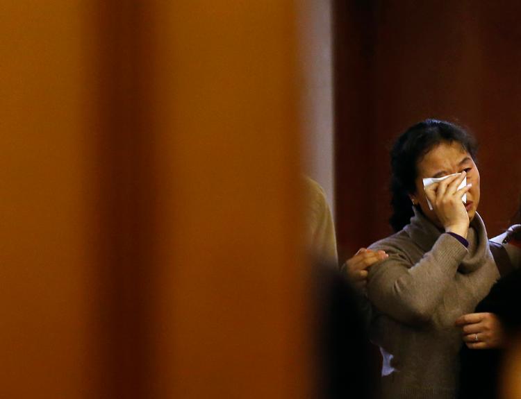 Pårørende og venner til de savnede flypassagerer blev blandt andet samlet på et hotel i Beijing, der var destinationen for Flight 370.
   Foto: Kim Kyung-hoon/Ritzau Scanpix