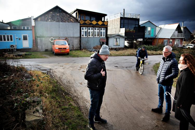 
Michael 'Sydhavn' Hansen (tv) bor i selvbygger-andelsforeningen BK87, og selv om hans bolig vil stige til det dobbelte, hvis der bygges en ny bydel på Stejlepladsen ved siden af, siger han nej tak.

   Foto: Martin Lehmann/POLFOTO