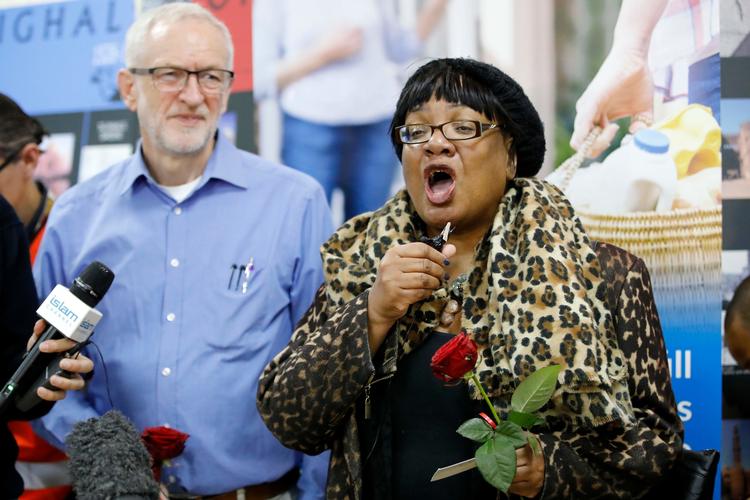 
Labours svar på en indenrigsminister Diane Abbott er kendt for at være landets første sorte kvindelige parlamentsmedlem. Ud over denne udtalelse er Abbott ellers kendt for at være en af Labours mere venstreorienterede politikere. Foto: Tolga Akmen/Ritzau Scanpix