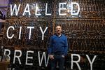 James Huey står bag bryggeriet Walled City Brewery.  Foto: Jens Henrik Nybo
