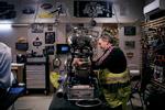 Johnny arbejder endnu ikke fuldtid i sit værksted 'Johnnys Garage', men han håber på, at han snart kan droppe sit job som bredbåndstekniker og dedikere sig til sin egen forretning.  Foto: Jens Hartmann Schmidt/POLFOTO