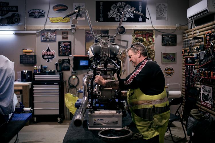 Johnny arbejder endnu ikke fuldtid i sit værksted 'Johnnys Garage', men han håber på, at han snart kan droppe sit job som bredbåndstekniker og dedikere sig til sin egen forretning.  Foto: Jens Hartmann Schmidt/POLFOTO