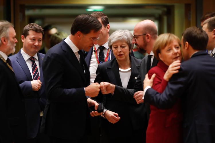 Den britiske premierminister Theresa May (midtfor), der her ses ved et EU-møde i december, skal i weekenden forsøge at få EU med på en mere spiselig aftale med Storbritannien.  Foto: Alastair Grant/Ritzau Scanpix
