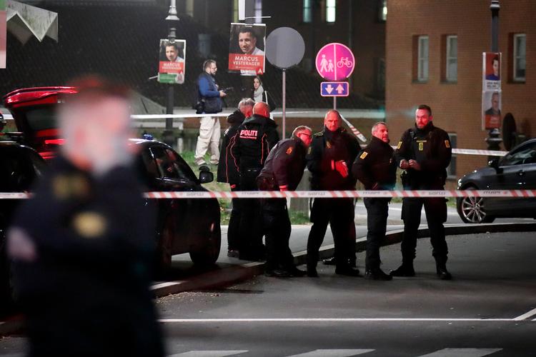 Bandekrig. I København nåede bandekrigen en kulmination i efteråret 2017 i området omkring Mjølnerparken på Nørrebro. På få dage blev to bandefolk dræbt og adskillige forsøgt myrdet. På billedet har politiet spærret Tagensvej af efter drabet på et medlem af grupperingen Brothas 31. oktober 2017.
   Foto: Jens Dresling/POLFOTO