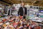 Fluor er en vigtig bestandel i tandpasta, men i kosmetik skal de ud. Coop har besluttet, at det skal være slut med at købe kosmetik, cremer og plejeprodukter med fluorerede stoffer i Coops butikker.  Her ses  Jens Visholm, koncerndirektør i Coop fotograferet ved en tidligere lejlighed. Foto: Stine Bidstrup/POLFOTO
