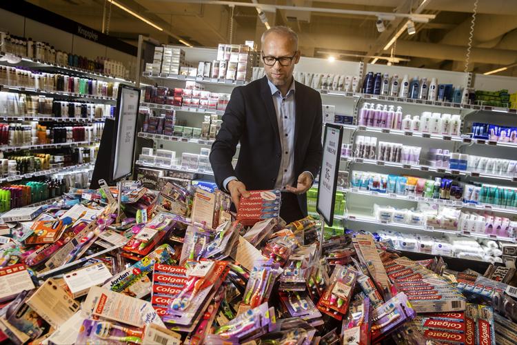 Fluor er en vigtig bestandel i tandpasta, men i kosmetik skal de ud. Coop har besluttet, at det skal være slut med at købe kosmetik, cremer og plejeprodukter med fluorerede stoffer i Coops butikker.  Her ses  Jens Visholm, koncerndirektør i Coop fotograferet ved en tidligere lejlighed. Foto: Stine Bidstrup/POLFOTO