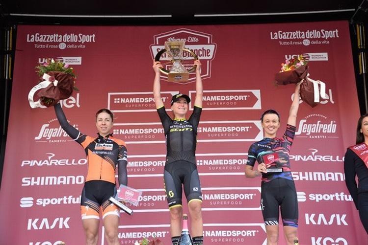 Annika Langvad (t.v.) på podiet sammen med den hollandske vinder Annemiek van Fleuten og polakken Katarzyna Niewiadoma. Foto: LaPresse-D'Alberto/Ferrari. 