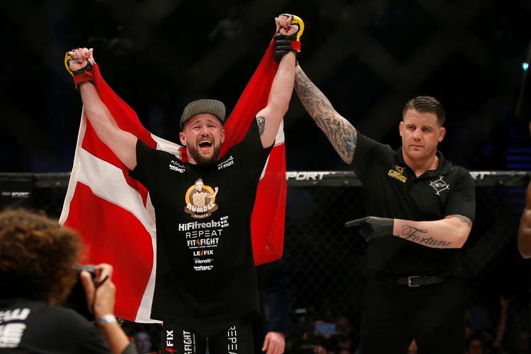 Forløsningen strålede ud af Nicolas Dalby, da han i aftenens hovedkamp sluttede en perfekt dansk aften med at kapre weltervægttitlen i forbundet Cage Warriors.
   Foto: Finn Frandsen/POLFOTO