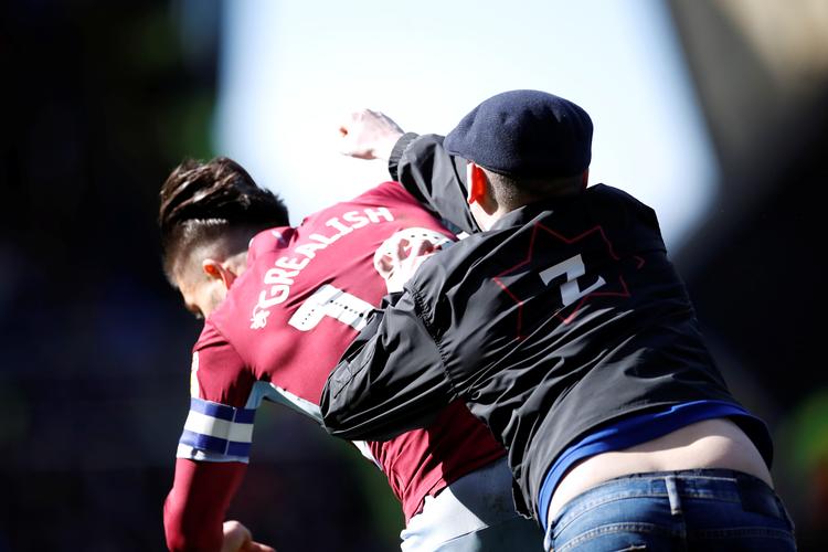 Efter 10 minutters spil blev Jack Grealish angrebet bagfra af en tilskuer. Foto: Carl Recine/Ritzau Scanpix