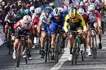 Dylan Groenewegen (t.h. i gult) presser lige netop cyklen  over stregen en anelse foran australieren Caleb Ewan helt ude til venstre og vinder 1. etape i Paris-Nice.
 Foto: Anne-christine Poujoulat/Ritzau Scanpix