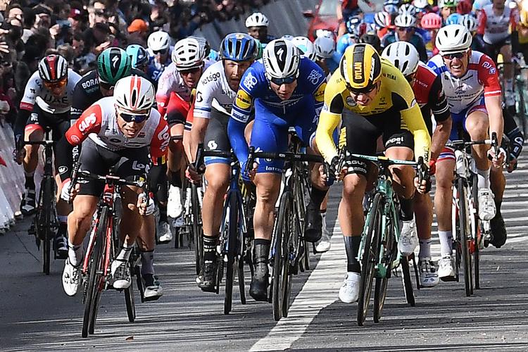 Dylan Groenewegen (t.h. i gult) presser lige netop cyklen  over stregen en anelse foran australieren Caleb Ewan helt ude til venstre og vinder 1. etape i Paris-Nice.
 Foto: Anne-christine Poujoulat/Ritzau Scanpix